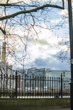 Ağaçlar ve bulutlar ile Thames Güney Londra nehir tarafında