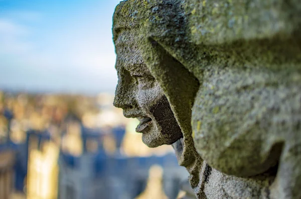 Скульптура з каменю дивиться вниз по місту Окфорд — стокове фото