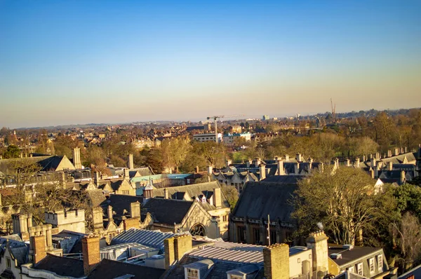 オックスフォードの町とその屋根付き建物と緑地 — ストック写真