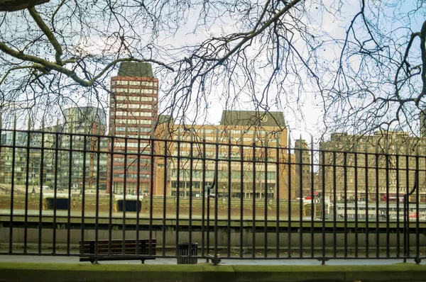 South Bank London med järnstängsel på sin sida — Stockfoto