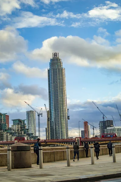 South Bank London med moln och byggnader i staden — Stockfoto