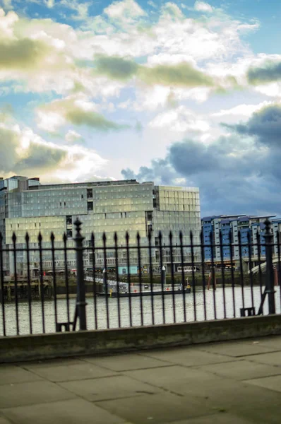 South London River Side van Thames met wolken — Stockfoto