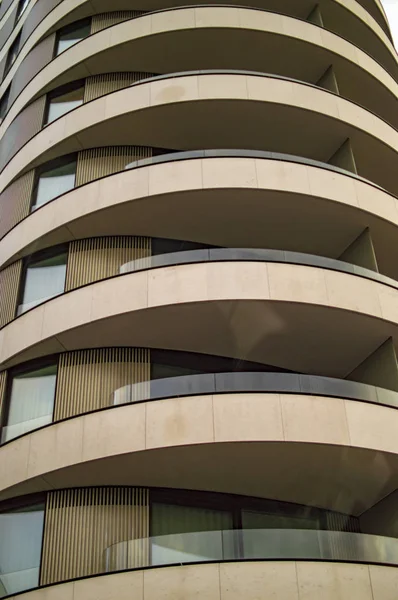 Edificio de oficinas en Londres con ventanas de cristal Imágenes De Stock Sin Royalties Gratis