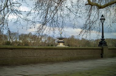 Londra'da bulutlarla köprü ve sokak lambası