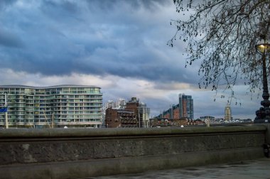 Thames nehri ve ağaçlar üzerinde Londra binaları