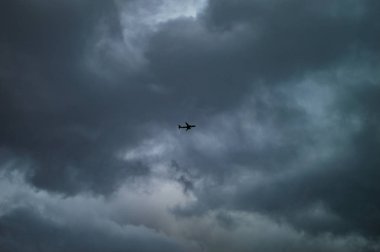 Uçak ve kara bulutlar ile Londra gökyüzü