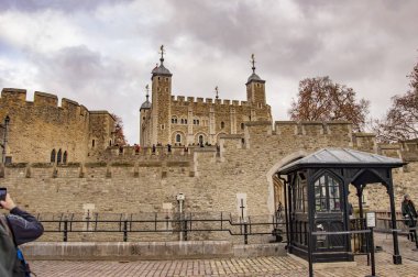 Saat istasyonu ile kule köprü yakınında Londra fort