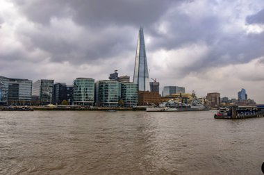 Kıyılarda kırıkları ile nehir thames üzerinde Londra silueti