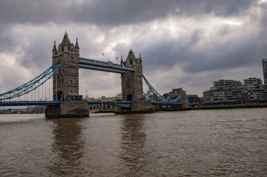 Su ile kule köprü ile nehir thames Üzerinde Londra silueti