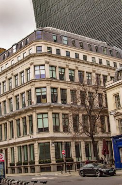 Londra'da yürüyen insanlar ve köşede bir bina