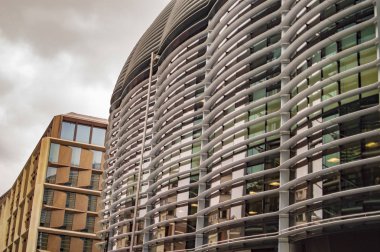 Benzersiz pencere tasarımı ile Londra binası