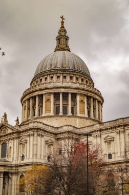 Bulutlar ve gökyüzü ile Londra aziz paul katedrali