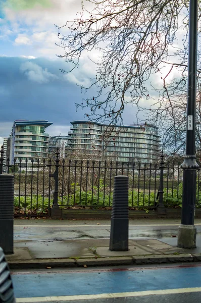 Sul de Londres lado do rio do Tamisa com construção do outro lado — Fotografia de Stock