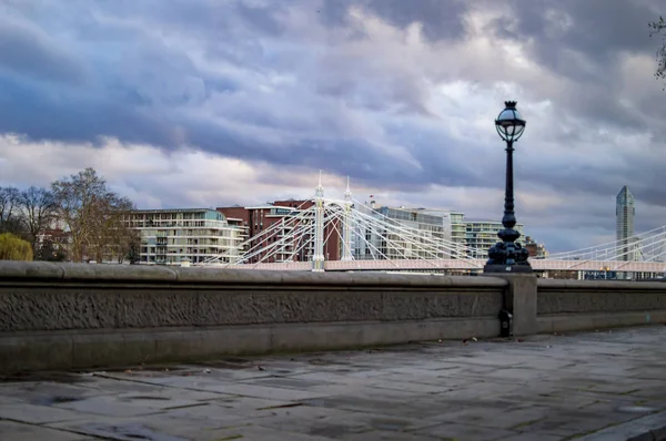 街路灯のあるロンドンのテムズ川の橋 — ストック写真