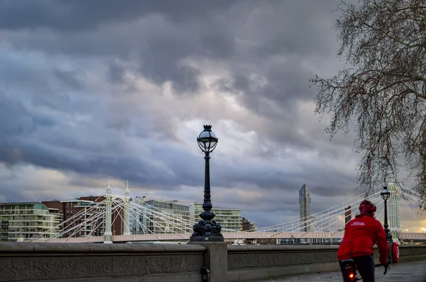 Brücke über die Themse in London mit dunklem Himmel und blauen Wolken — Stockfoto