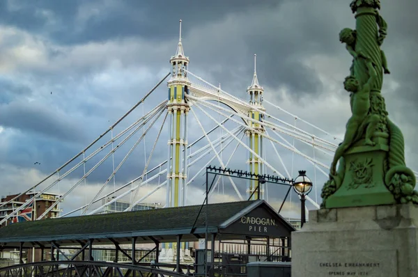 Tamigi e ponti fluviali Londra — Foto Stock