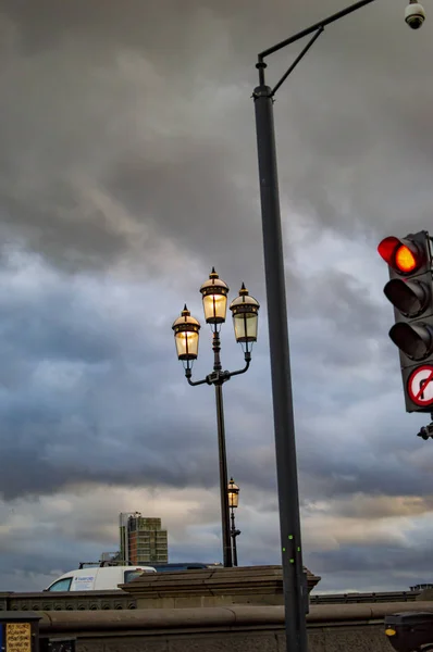 Bulutlu gökyüzü ile Londra'da Sokak ışıkları — Stok fotoğraf