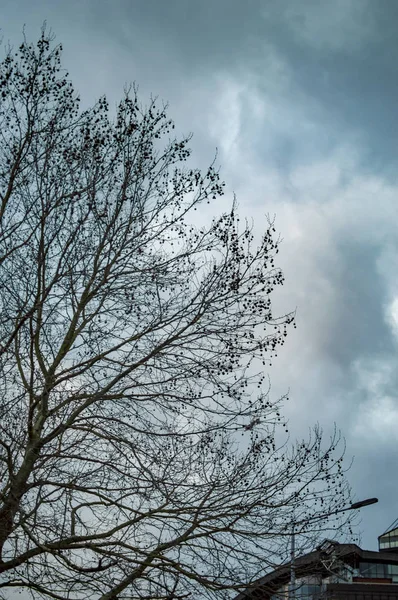 Londres céu escuro com nuvens com alguma parte visível — Fotografia de Stock