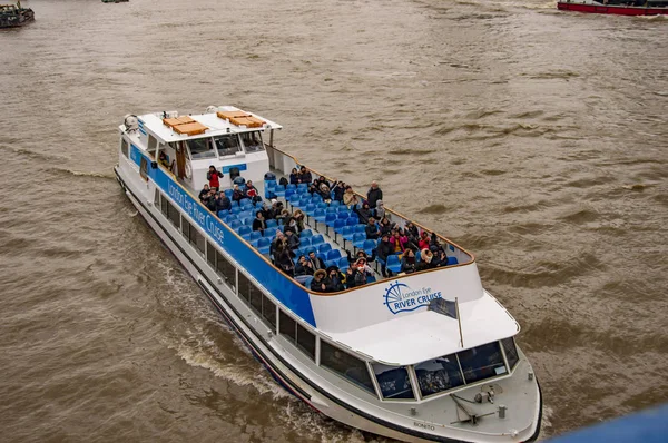 Barco turístico en el río Támesis con gente en el techo — Foto de Stock