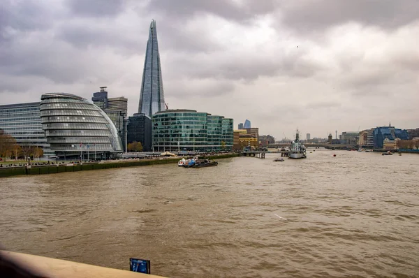 破片や他の建物とロンドンテムズのスカイライン — ストック写真