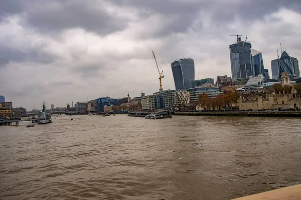 Londyńska Panorama Tamizy z chmurami i wodą — Zdjęcie stockowe