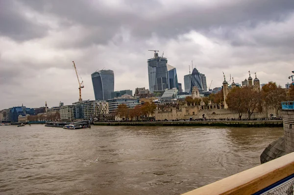 London thames skyline avec des nuages et de l'eau dans la rivière — Photo