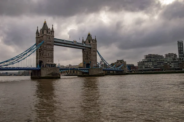 Londons skyline på Themsen med mörka moln — Stockfoto