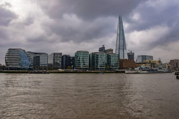 Skyline van Londen aan de rivier de Theems met moderne gebouwen — Stockfoto