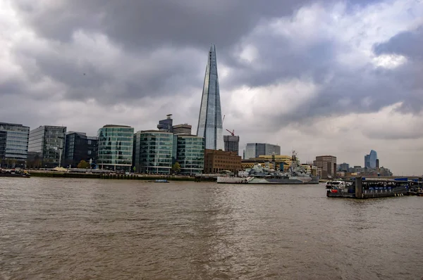 Londons skyline på Themsen med Urban scen — Stockfoto