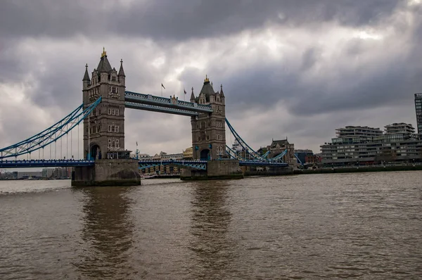 Ο ορίζοντας του Λονδίνου πάνω στον ποταμό Τάμεση με γέφυρα πύργου με νερό — Φωτογραφία Αρχείου