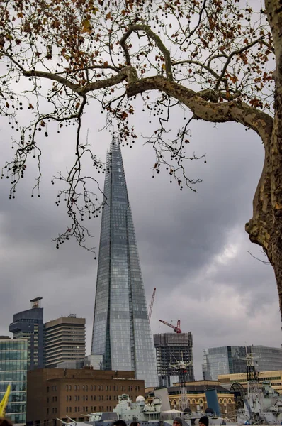 La torre de fragmentos en Londres con árboles y ramas — Foto de Stock