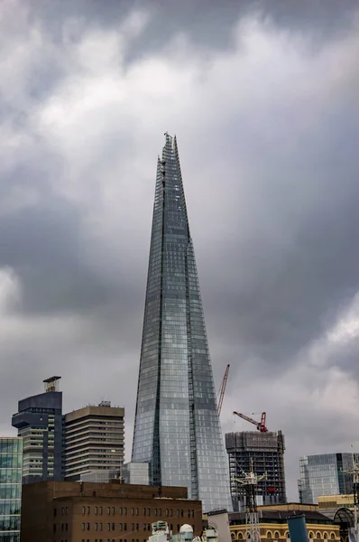 La torre de fragmentos en Londres con nubes y cielo — Foto de Stock