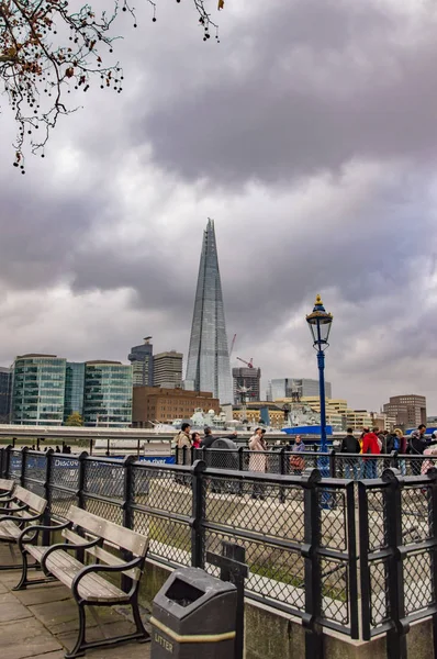 Shards Tower i London med promenadstig på sidorna — Stockfoto