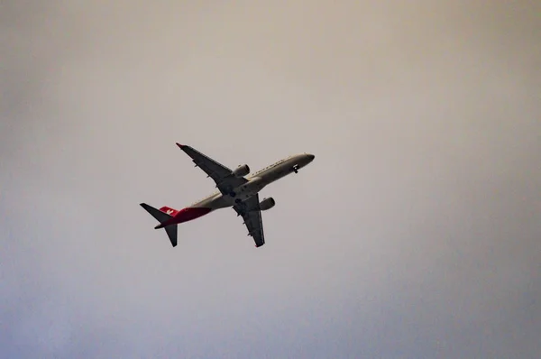 Avión en el cielo con nubes en Londres y volando —  Fotos de Stock