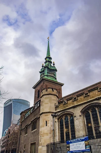 Лондонська стара церква всіх мощей вежа з цеглою — стокове фото