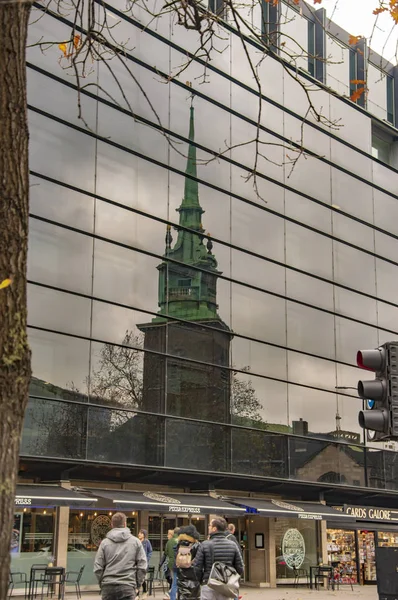 Londres antigua iglesia de todos los santos por la torre reflejada en otro edificio — Foto de Stock