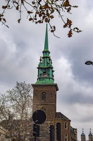 Лондонська стара церква всі мощі вежі, і він пофарбований зеленим — стокове фото