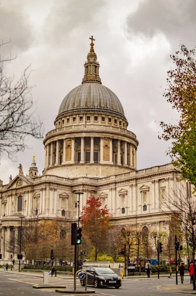 Londoni Szent Pál székesegyház és néhány forgalom körülötte — Stock Fotó