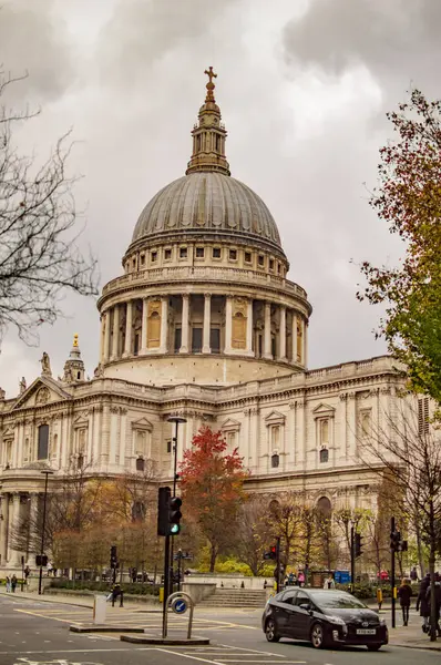 Londoni Szent Pál székesegyház fekete autóval és más emberekkel — Stock Fotó