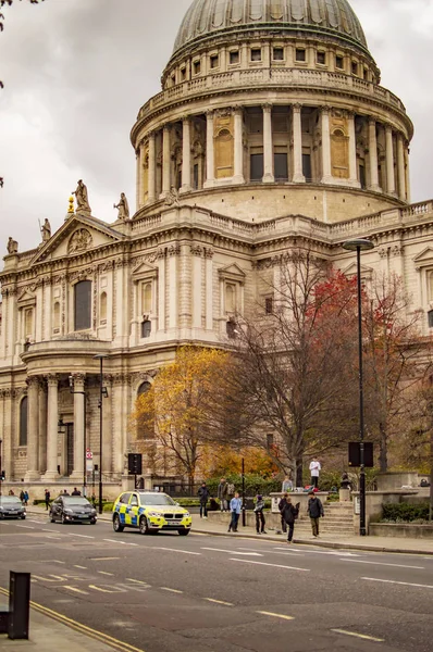London Szent Pál székesegyház kupola és a emberek gyaloglás alul — Stock Fotó