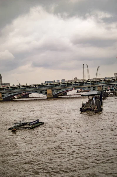 Londyński południowy brzeg Tamizy i most — Zdjęcie stockowe