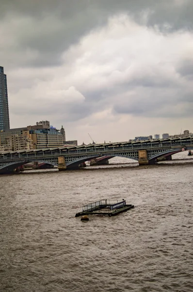 London Südufer der Themse und wolkenverhangener Himmel — Stockfoto