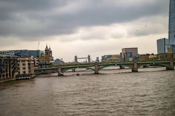 Londen South Bank van Thames River en wolken in de lucht — Stockfoto