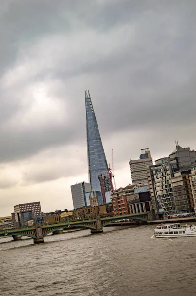 London southwark con fragmentos y nubes en el cielo oscuro —  Fotos de Stock