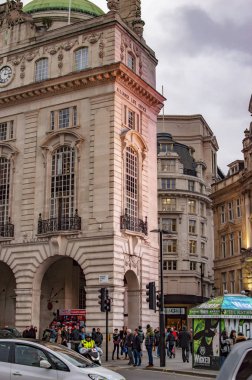 Londra'da yürüyen ve yolları geçen insanlar