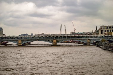 Londra southwark köprü ve inşaat vinçleri