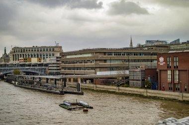 Londra southwark ve nehrin karşısındaki şehrin diğer tarafı