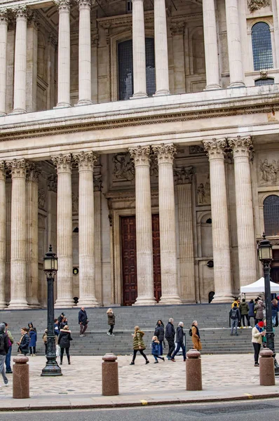 Saint pauls Londra ve insanlar yürüyüş — Stok fotoğraf