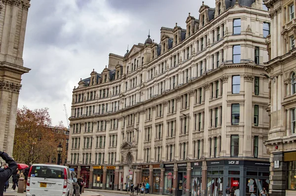 正方形の建物とロンドンの通りの交通 — ストック写真