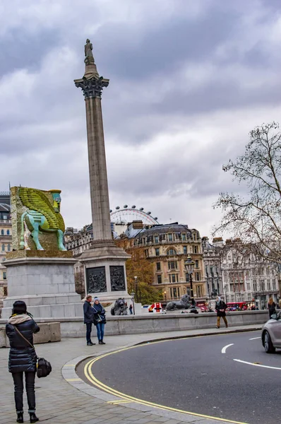 Nelson pilar em Londres com nuvens no céu — Fotografia de Stock